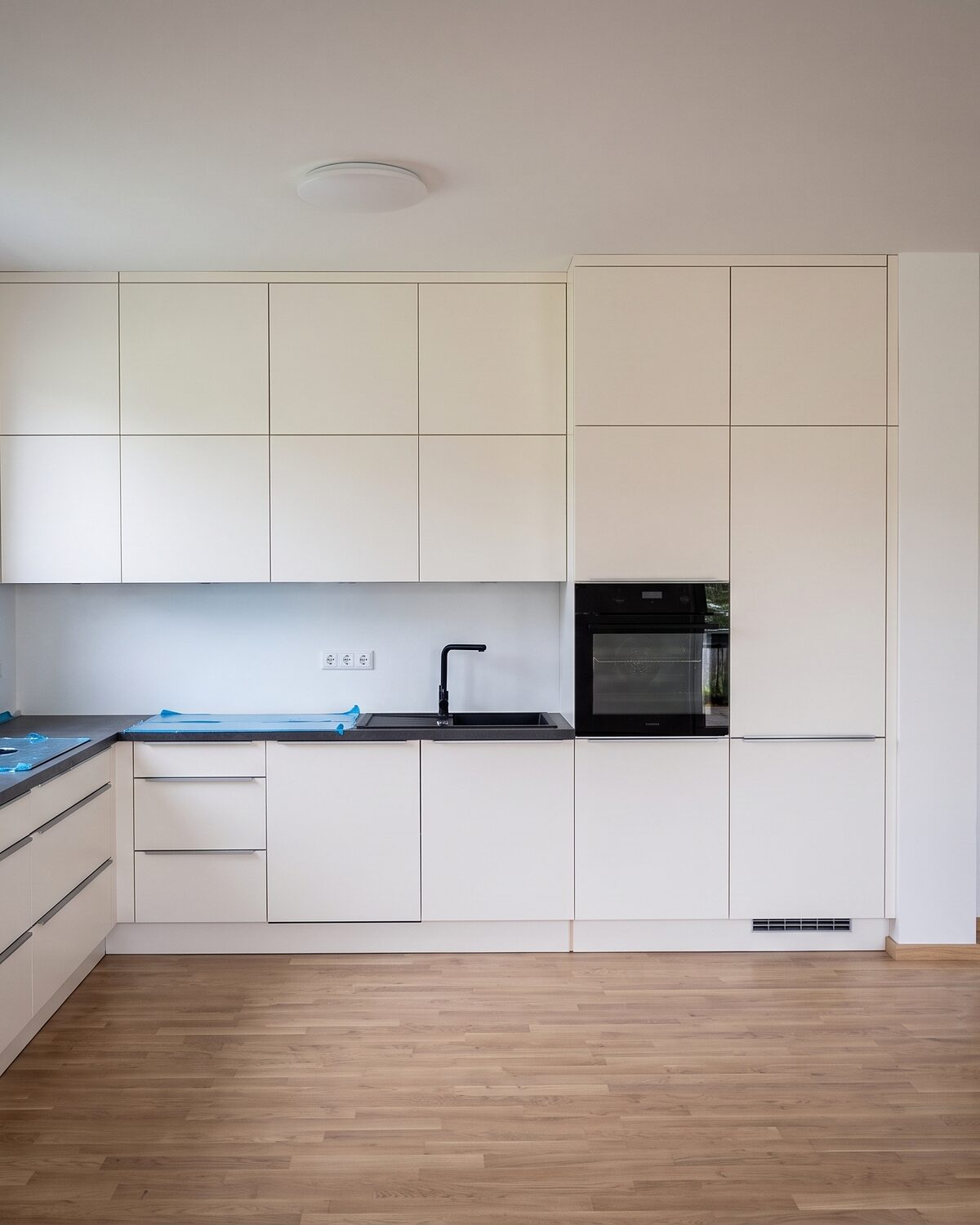 Fertig montierte Küche im bezugsfertigen Neubau