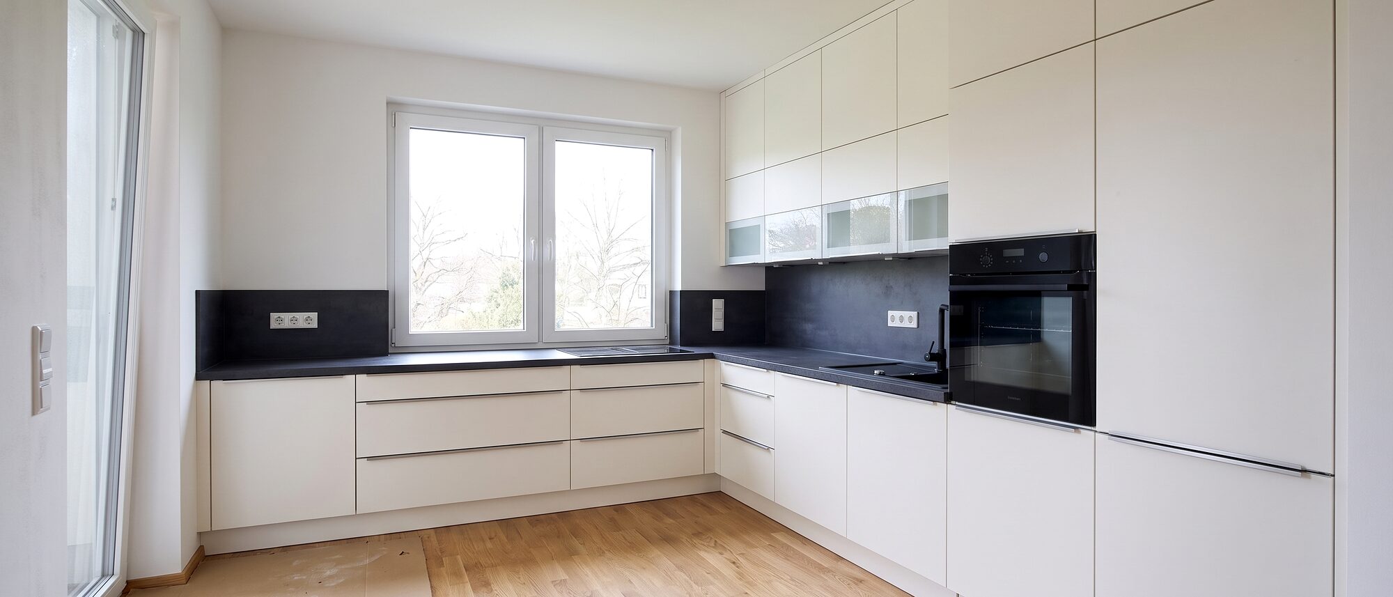 Frisch montierte Einbauküche in einer leeren Neubauwohnung